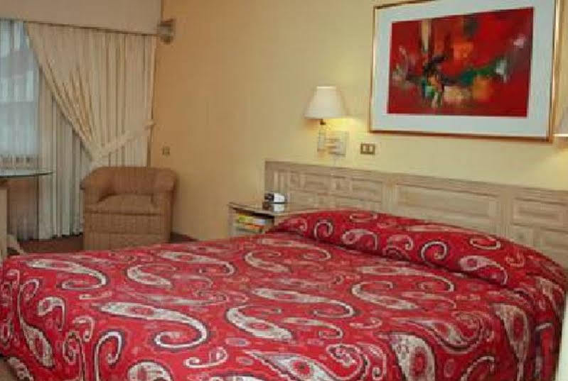 Hotel Maria Angola Lima Bagian luar foto